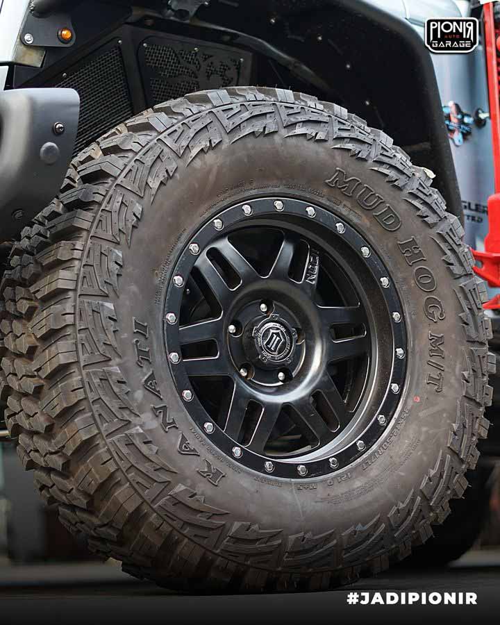 Hasil Modifikasi Jeep Inner Fenders Poison Spyder, Ban Kanati 35 x 12.5 R17, dan Velg Icon Alloys Six Speed