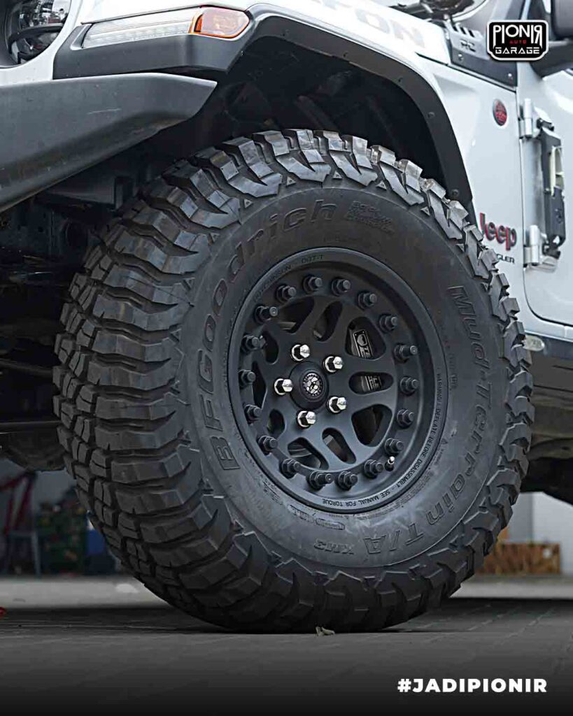 Modifikasi Jeep Rubicon JL ala Crazy Rich Sulawesi di Pionir Auto Garage dengan ban BFGoodrich Mud-Terrain 37x12.5R17 KO3 dan velg Hutchinson Rock Monster