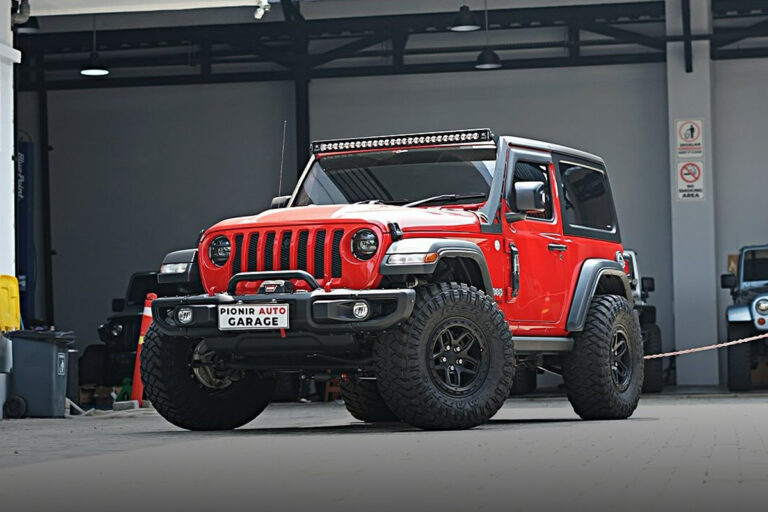 modifikasi jeep jl rubicon 2 pintu warna merah di pionir auto garage thumbnail