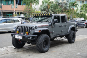 Jeep Gladiator 2023 modifikasi dengan velg KMC, ban BFGoodrich, lampu KC HiLiTES, bumper Mopar, dan winch Warn