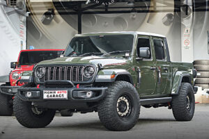 Jeep Gladiator hijau army yang telah dimodifikasi di Pionir Auto Garage dengan velg Black Rhino dan ban Delium Terra Raider