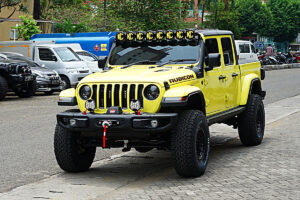 Jeep Gladiator modifikasi Pionir Auto Garage dengan lampu KC HiLiTES, winch Warn, dan suspensi King thumbnail