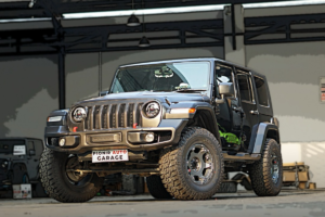 Jeep JK modifikasi dengan facelift Jeep JL di Pionir Auto Garage