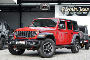 Jeep JL Rubicon merah hasil modifikasi di Pionir Auto Garage dengan bemper anniversary style dan electri thumbnail