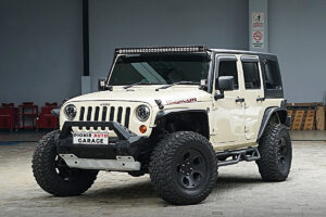Jeep Rubicon JK hasil modifikasi di Pionir Auto Garage dengan tampilan gagah dan aksesoris offroad premium.