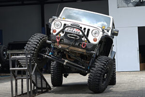 Jeep Rubicon JK modifikasi di Pionir Auto Garage dengan suspensi King Shocks dan gardan Dana 60
