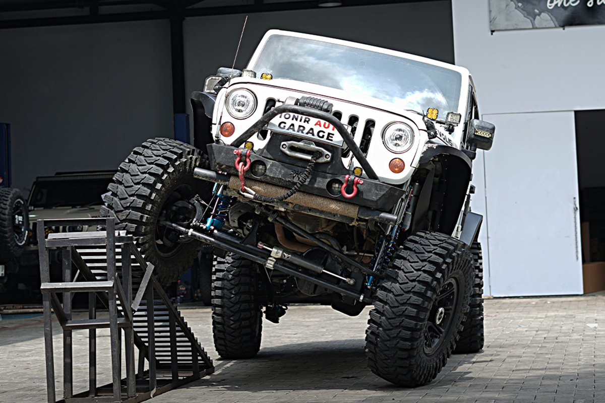 Jeep Rubicon JK modifikasi di Pionir Auto Garage dengan suspensi King Shocks dan gardan Dana 60