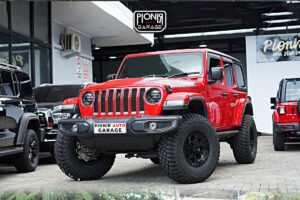 Jeep Rubicon JL merah modifikasi Pionir Auto Garage dengan lift kit Icon dan velg ION 171