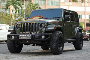 Jeep Rubicon JL modifikasi Pionir Auto Garage dengan bumper Mopar, velg KMC, ban BFGoodrich, dan winch Warn VR-Evo 8s