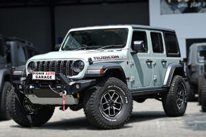 Jeep Rubicon JL modifikasi Pionir Auto Garage dengan lift kit 2.5 TeraFlex, bumper Rival 4x4, dan ban BFGoodrich KO2