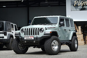 Modifikasi Jeep Rubicon JL dengan lift kit, shock King, knalpot Borla, dan velg beadlock di Pionir Auto Garage