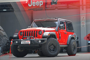 Jeep JL 2 Pintu Sport merah hasil modifikasi Pionir Auto Garage