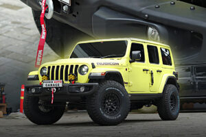 Jeep JL Rubicon warna kuning dengan modifikasi lengkap tampil gagah di depan bengkel Pionir Auto Garage