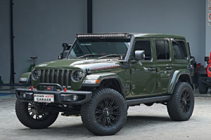 Jeep Rubicon JL modifikasi dengan velg HSR dan lift kit TeraFlex, siap untuk offroad di Pionir Auto Garage