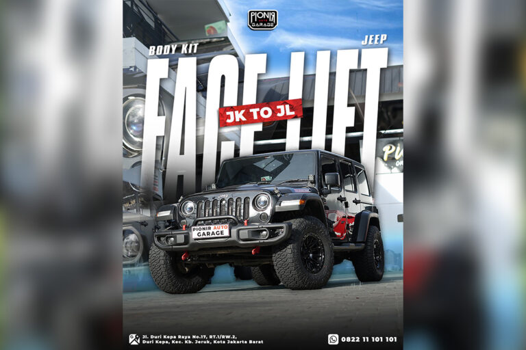 Jeep Rubicon JK 4 pintu warna hitam dengan body kit JL dan velg Fuel di depan bengkel Pionir Auto Garage
