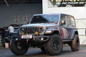 Modifikasi Jeep JL Rubicon Sting-Gray 4 pintu yang sudah dimodifikasi di Pionir Auto Garage dengan aksesoris premium