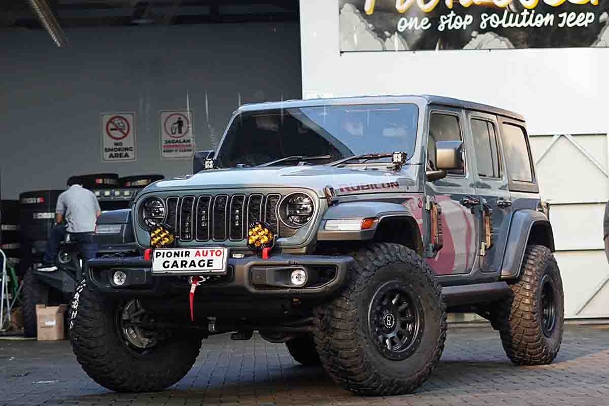 Modifikasi Jeep JL Rubicon Sting-Gray 4 pintu yang sudah dimodifikasi di Pionir Auto Garage dengan aksesoris premium