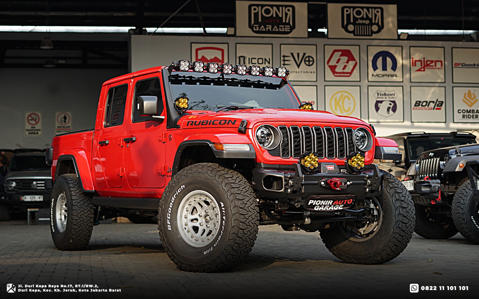 Modifikasi Jeep Gladiator Rubicon merah di Pionir Jeep