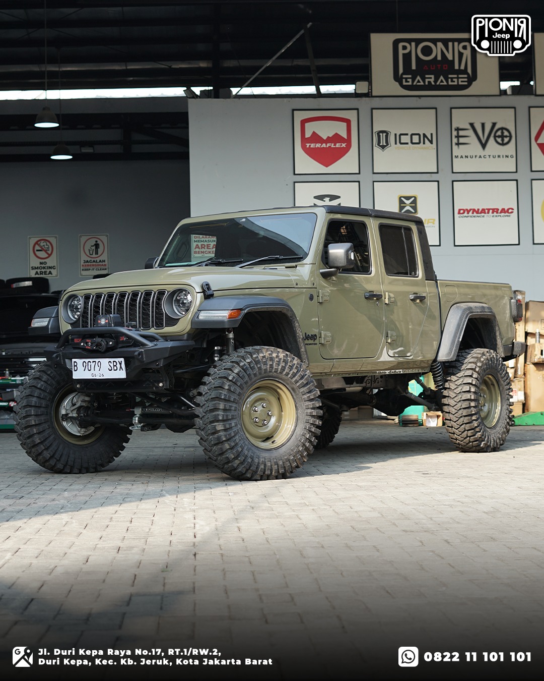 Jeep JT Gladiator Rubicon double cabin warna hijau army dengan modifikasi offroad monster di Pionir Auto Garage