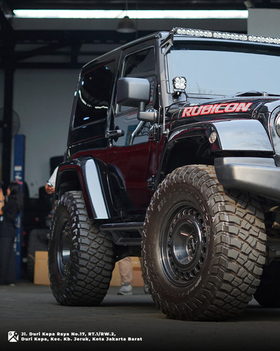 Jeep JK Rubicon modifikasi offroad dengan bumper AEV Style, winch Warn dan lampu Baja Designs