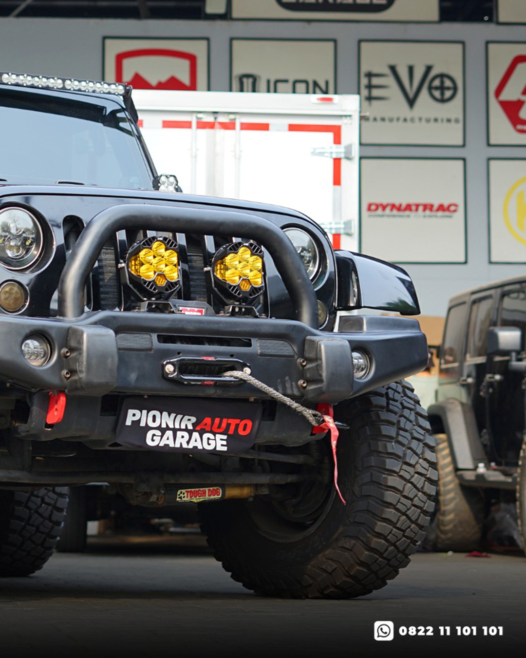 Detail variasi Jeep Wrangler JK Rubicon dengan side step tubular dan velg Rotiform