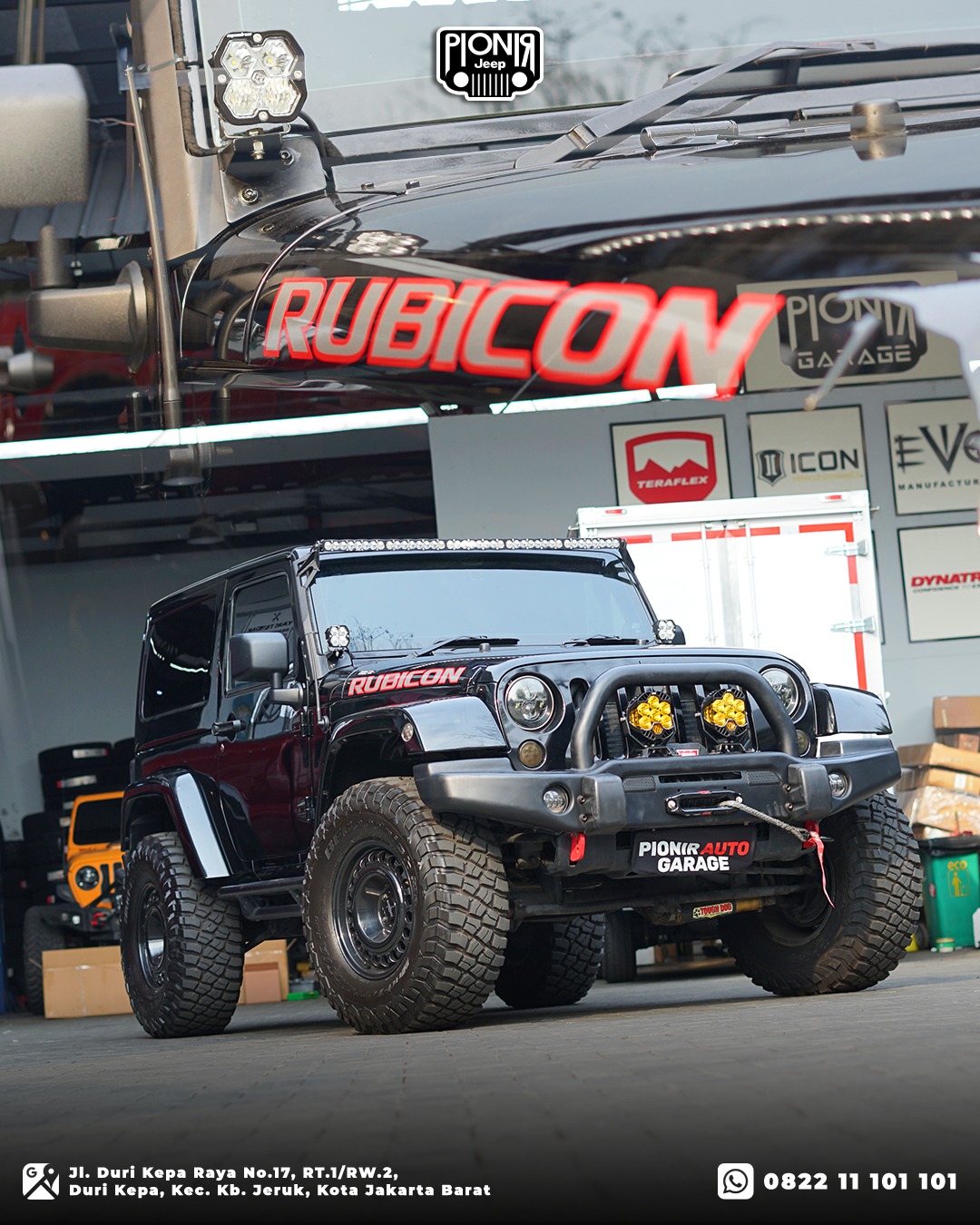 Modifikasi Jeep Wrangler JK Rubicon 2 pintu dengan AEV Style bumper dan aksesoris offroad