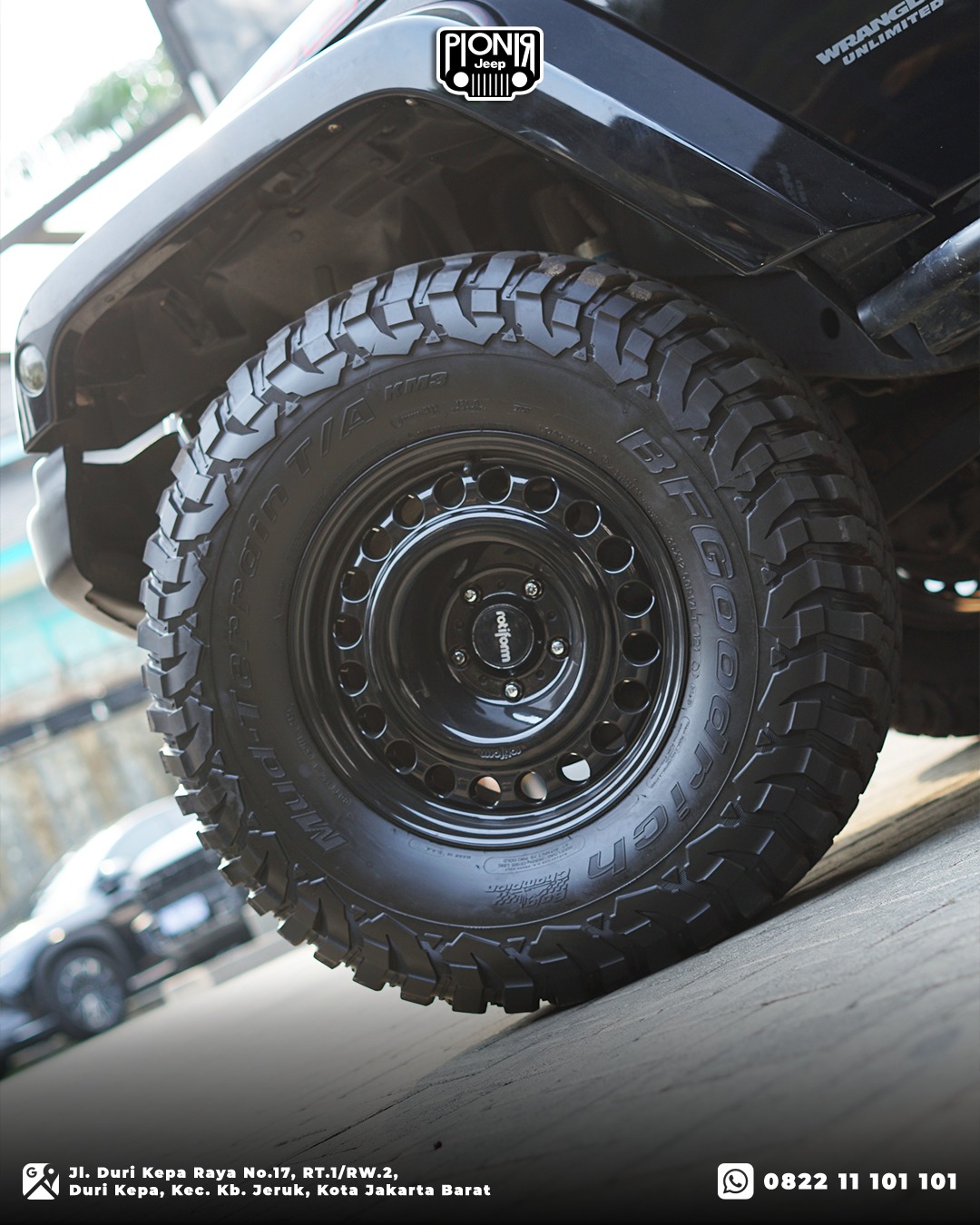 Ban BFGoodrich Mud Terrain 35x12.5R17 KM3, velg Rotiform STL dan King Shock pada Jeep Rubicon