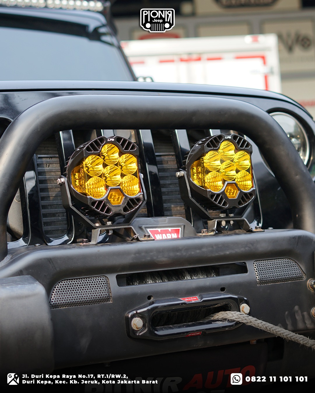 Lampu Baja Designs LP6 Amber Lens pada Jeep Wrangler JK Rubicon dengan bumper AEV Style dan winch Warn