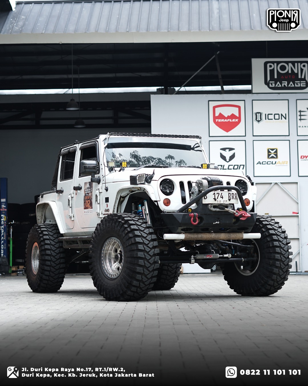 Modifikasi offroad monster pada Jeep Wrangler JL Rubicon putih 4 pintu dengan ban pacul besar di Pionir Auto Garage