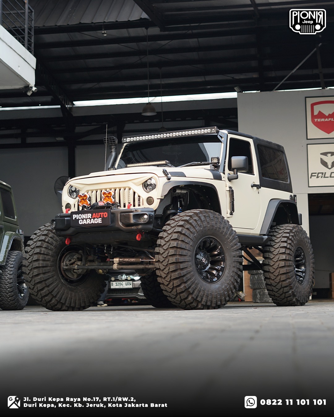 Tampilan detail Jeep Wrangler JK Rubicon 2 pintu modifikasi offroad monster dengan ground clearance tinggi di Pionir Auto Garage