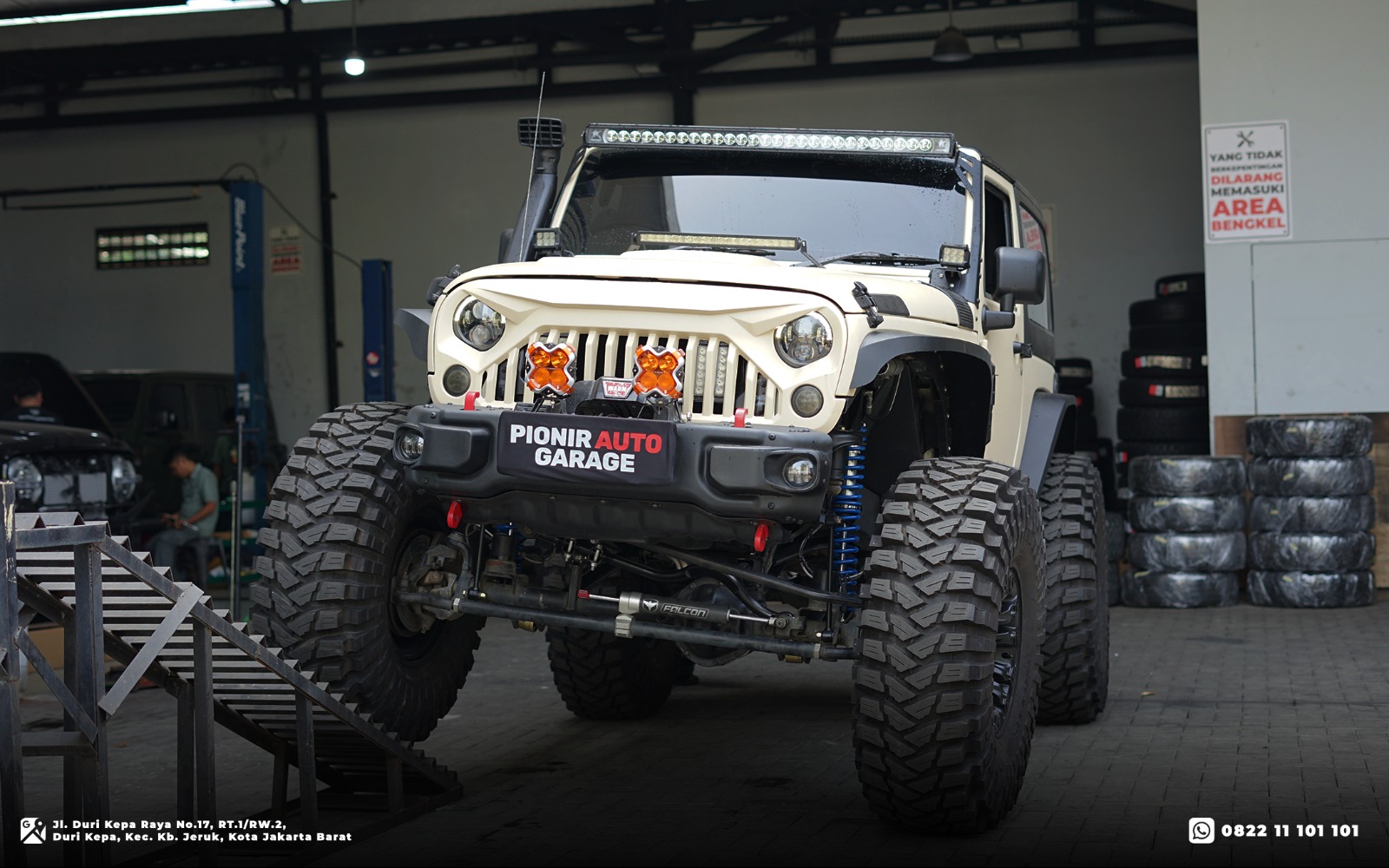 Modifikasi Jeep JK 2 Pintu Mode Monster Offroad dengan Ban 42 di Pionir Jeep