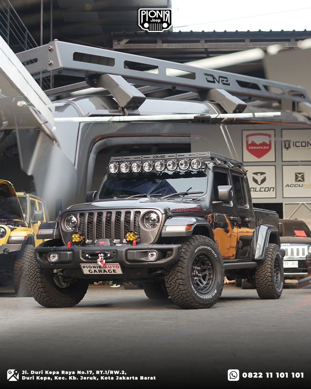 Aksesoris roof rack DV8 Offroad atas dan lampu tambahan pionir jeep pada jeep gladiator jt