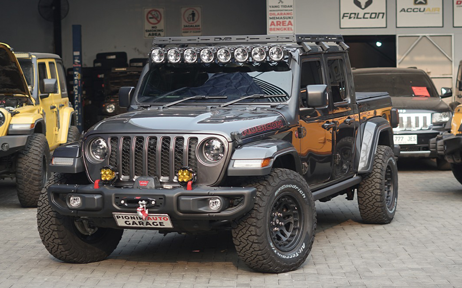 Modifikasi Jeep Gladiator JT di Pionir Auto Garage dengan aksesoris off-road lengkap dan ban besar