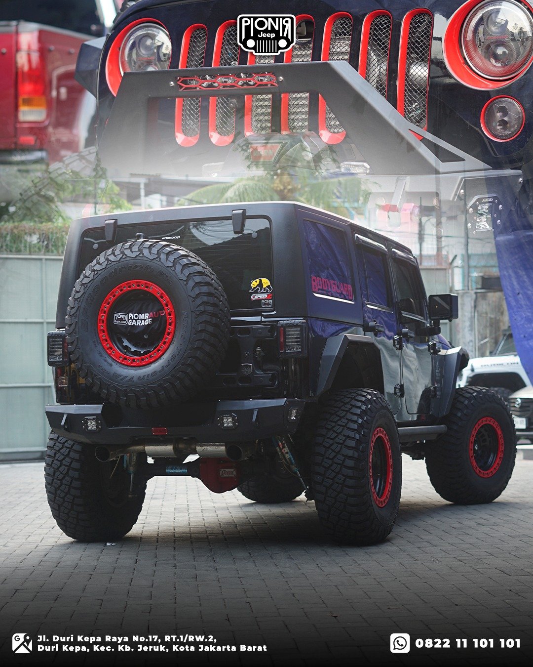 Ban cadangan besar ditopang Teraflex Alpha Hinged tire carrier dan bemper belakang besi