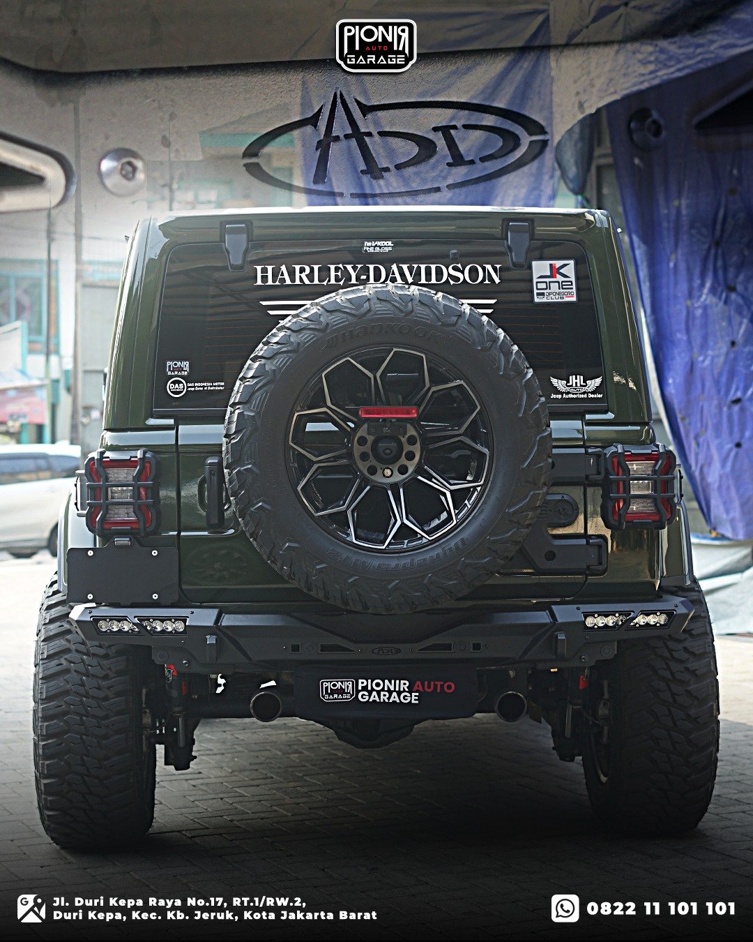 Detail aksesoris bagian belakang Jeep Rubicon JL dengan ban cadangan besar dan bemper besi