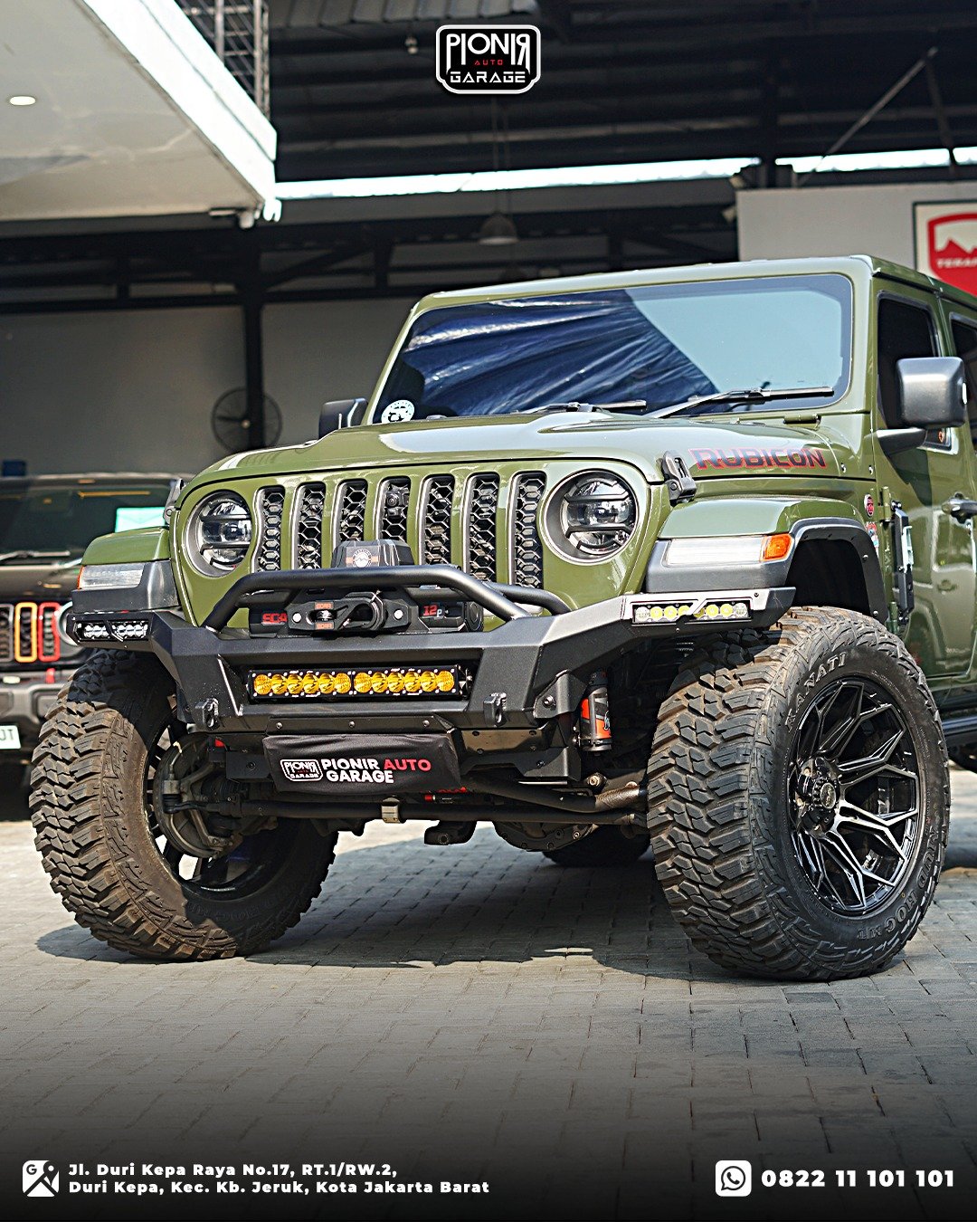 Variasi bemper ADD Offroad berpadu winch OVS Scar 12P pada Jeep Rubicon JL di workshop Pionir Jeep