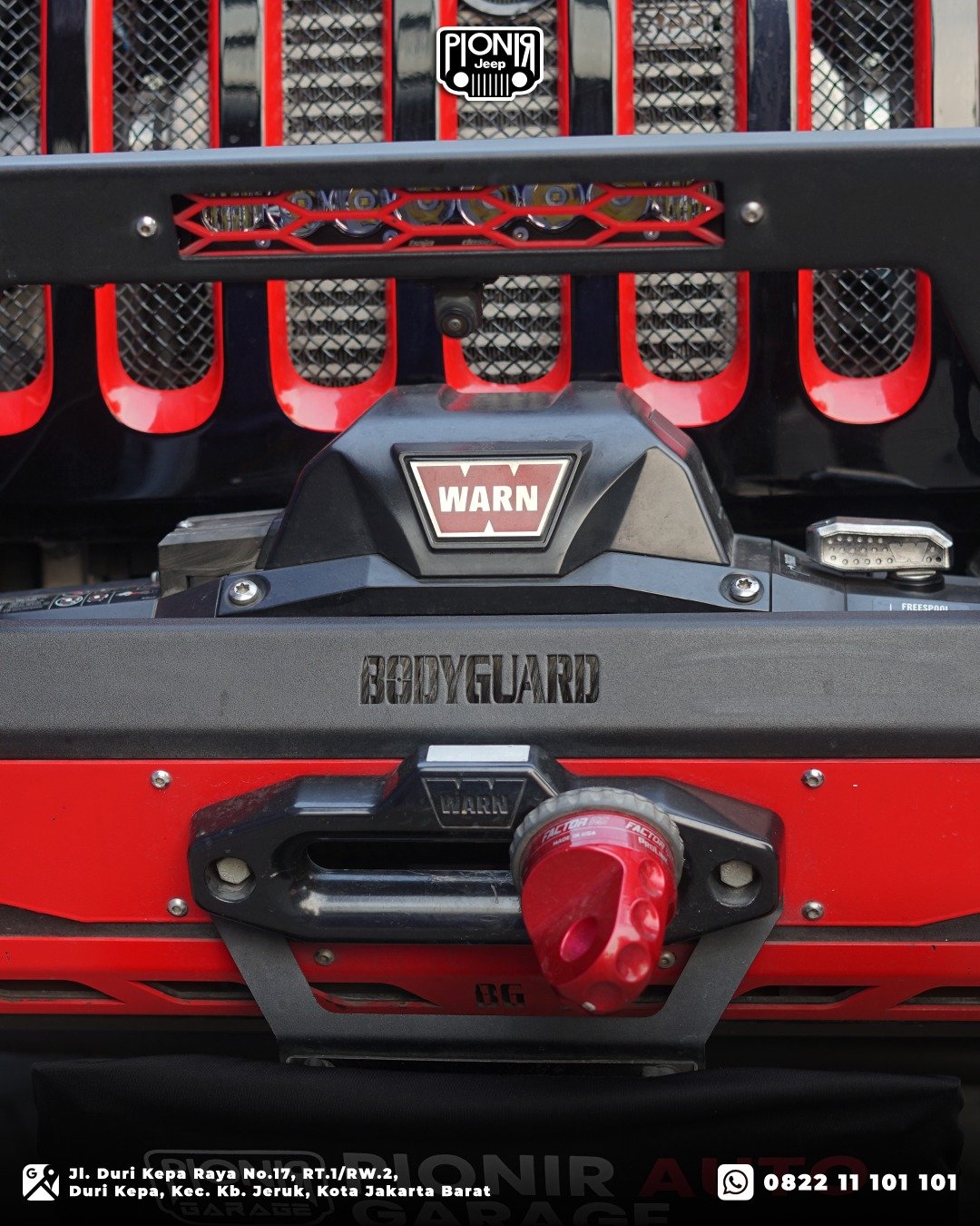 Detail variasi winch WARN dan bemper besi Bodyguard pada Jeep JK