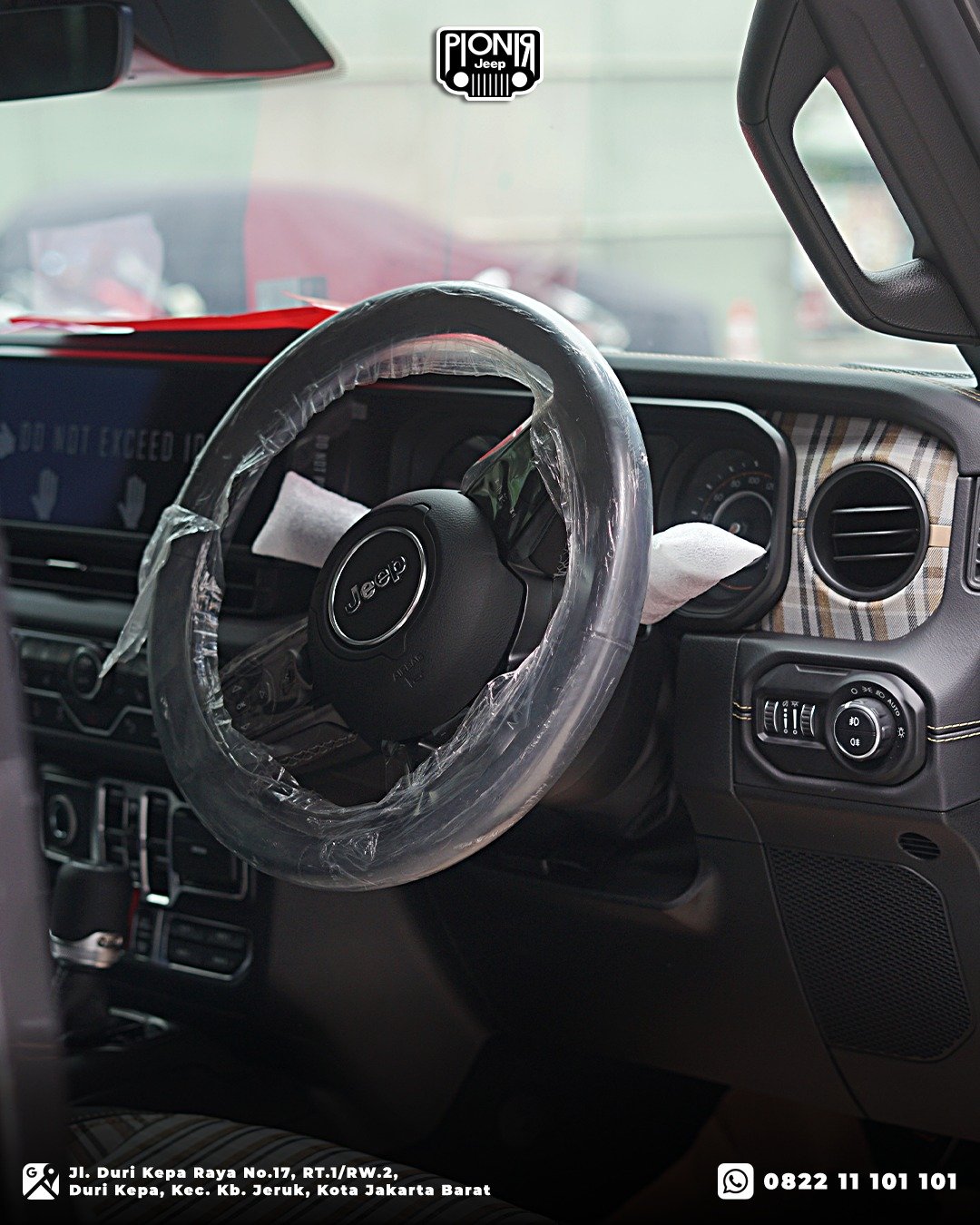 Aksoris interior dashboard motif plaid eksklusif edisi 85th Anniversary di Pionir Jeep