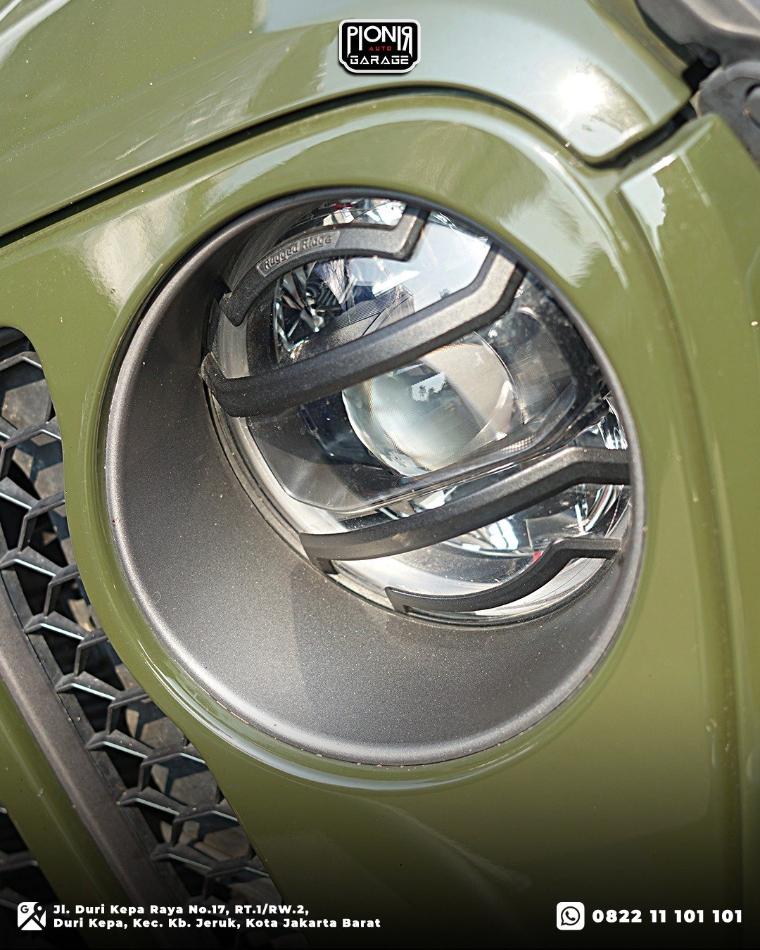 Detail pelindung lampu depan cover head lamp Rugged Ridge Elite Series pada Jeep Rubicon JL