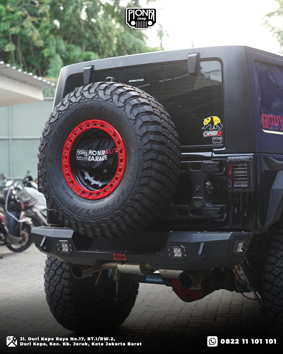 Tampilan belakang Jeep JK dengan tire carrier Teraflex dan knalpot kustom
