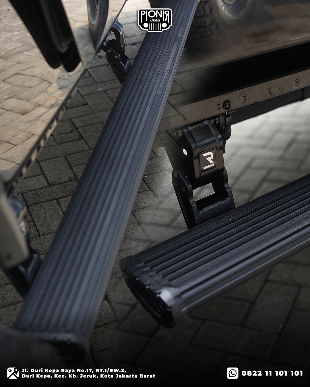 Detail mekanisme side step elektrik AMP Research pada Jeep Gladiator