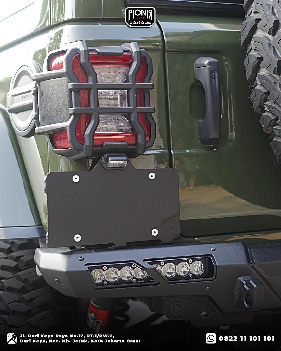Variasi pelindung lampu belakang cover tail lamp Rugged Ridge Elite Series pada bemper belakang