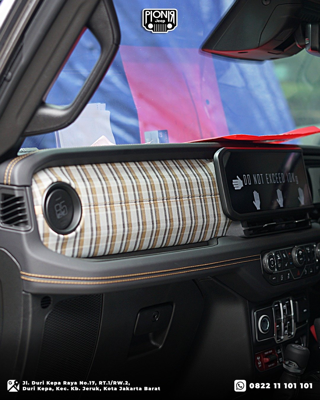 Detail variasi trim dashboard edisi terbatas 85th Anniversary hasil penataan Pionir Jeep