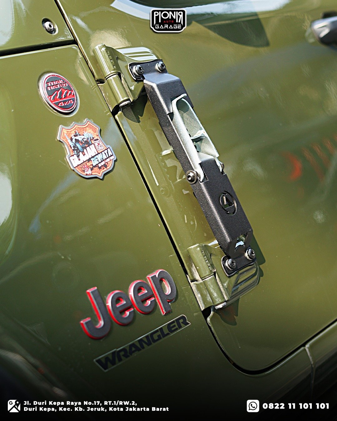 Pemasangan aksesoris pijakan pintu Smittybilt Atlas Door Step pada engsel bodi Jeep Rubicon JL