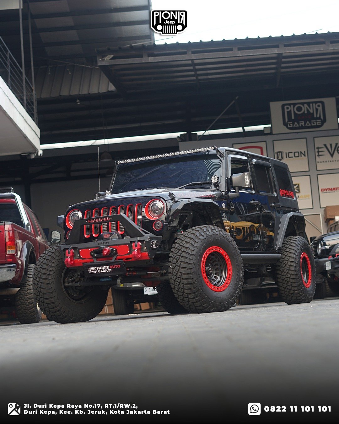 Variasi depan Jeep JK gagah berpadu light bar dan grill merah