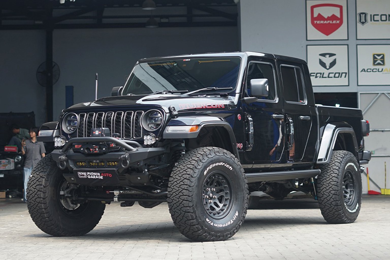 Modifikasi Jeep Gladiator warna hitam gagah dengan bemper besi DV8 Offroad, winch OVS Scar 12P, dan ban besar BFGoodrich di Pionir Auto Garage