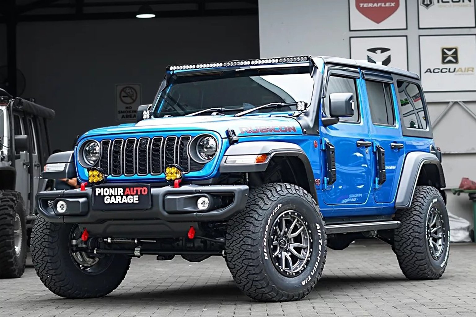 Custom Jeep Rubicon JL Biru Full Spec di Pionir Auto Garage