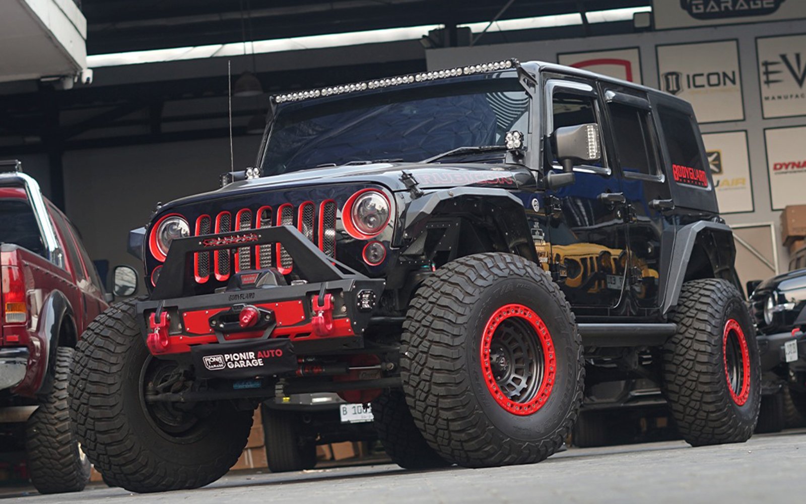 Modifikasi Jeep JK gagah dengan bemper besi Bodyguard, ban BFGoodrich 37 inci, dan peninggi Teraflex di Bengkel Pionir Auto Garage