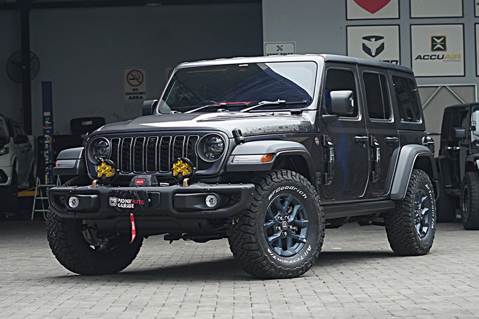 Fitur utama modifikasi velg edisi khusus 85th Anniversary dan ban BFGoodrich KO3 pada Jeep Wrangler Rubicon JL di Pionir Jeep